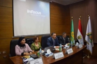 وزير التعليم العالي يستعرض تقريراً حول أنشطة إدارة الوافدين بالجامعات المصرية