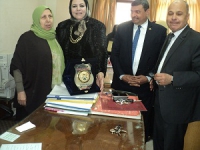 أمين عام جامعة بنها تكرم مديرة إدارة الاستحقاقات بالجامعة لبلوغها سن المعاش