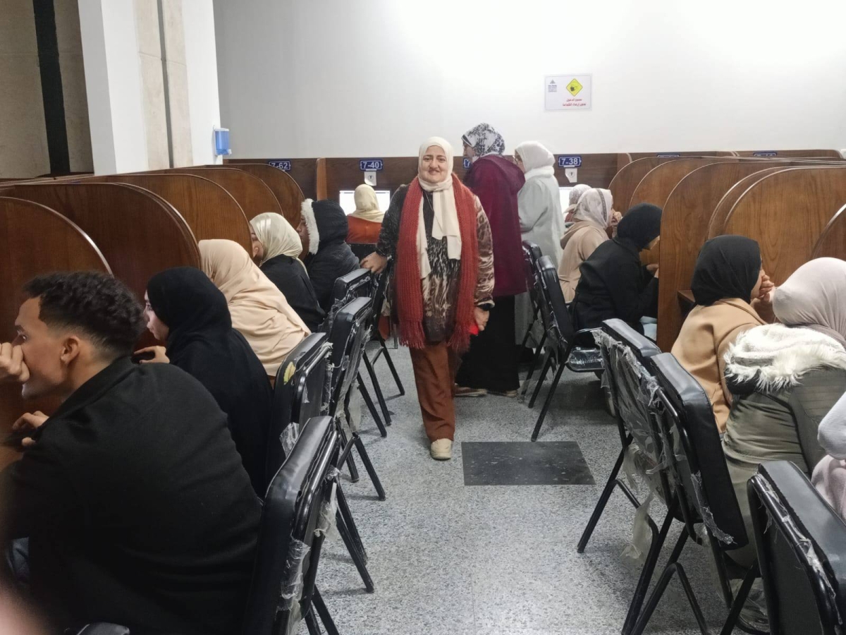 جولة تفقدية داخل مركز الاختبارات الإلكترونية لمتابعة انتظام امتحانات الفرقة الرابعة