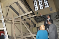 «السعيد» يتفقد أعمال صيانة السلم الرئيسي بإدارة جامعة بنها وينفى سقوطه